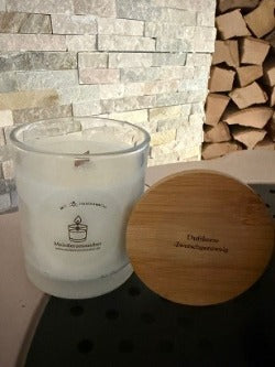 Handgegossene Duftkerze gefüllt mit Sojawachs & Zwetschgenzweig-Duft im Glas von MeinKerzenzauber mit Etikett und Holzdeckel