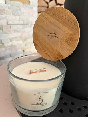 Handgegossene Duftkerze gefüllt mit Sojawachs & Zwetschgenzweig-Duft im Glas von MeinKerzenzauber mit Etikett und Holzdeckel