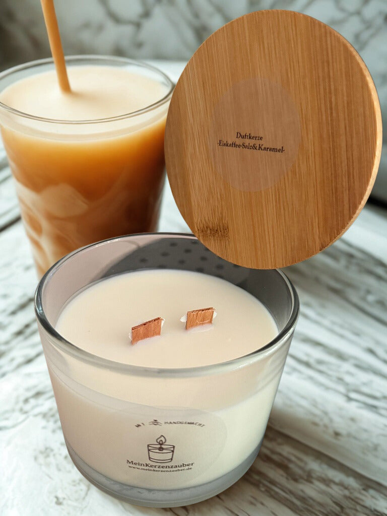 BIO Duftkerze Eiskaffee - Salz Karamell Groß 320g mit knisterndem Holzdocht und Bambusdeckel - 40 Stunden Brenndauer XXL