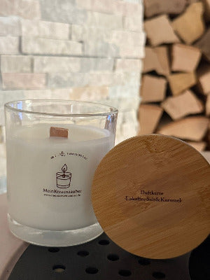 Handgegossene Duftkerze gefüllt mit Sojawachs & Eiskaffe - Salz - Karamel-Duft im Glas von MeinKerzenzauber mit Etikett und Holzdeckel