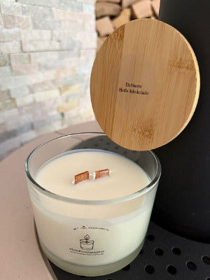 Handgegossene Duftkerze gefüllt mit Sojawachs & Heisse Schokolade-Duft im Glas von MeinKerzenzauber mit Etikett und Holzdeckel
