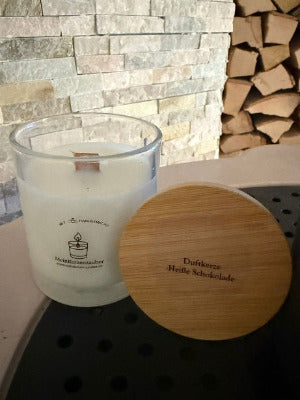 Handgegossene Duftkerze gefüllt mit Sojawachs & Heisse Schokolade-Duft im Glas von MeinKerzenzauber mit Etikett und Holzdeckel
