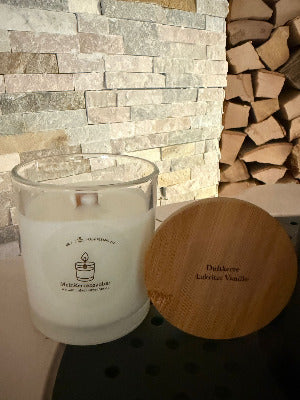 Handgegossene Duftkerze gefüllt mit Sojawachs & Lakritze & Vanille-Duft im Glas von MeinKerzenzauber mit Etikett und Holzdeckel