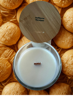 BIO Duftkerze Marzipan 75g mit knisterndem Holzdocht und Bambusdeckel - 15 Stunden Brenndauer