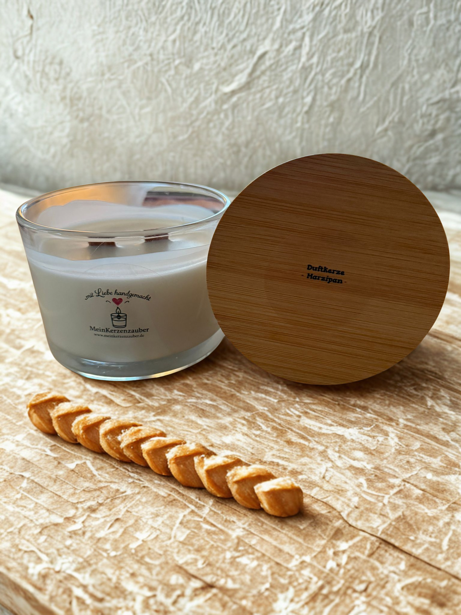 BIO Duftkerze Marzipan 320g mit knisterndem Holzdocht und Bambusdeckel - 40 Stunden Brenndauer