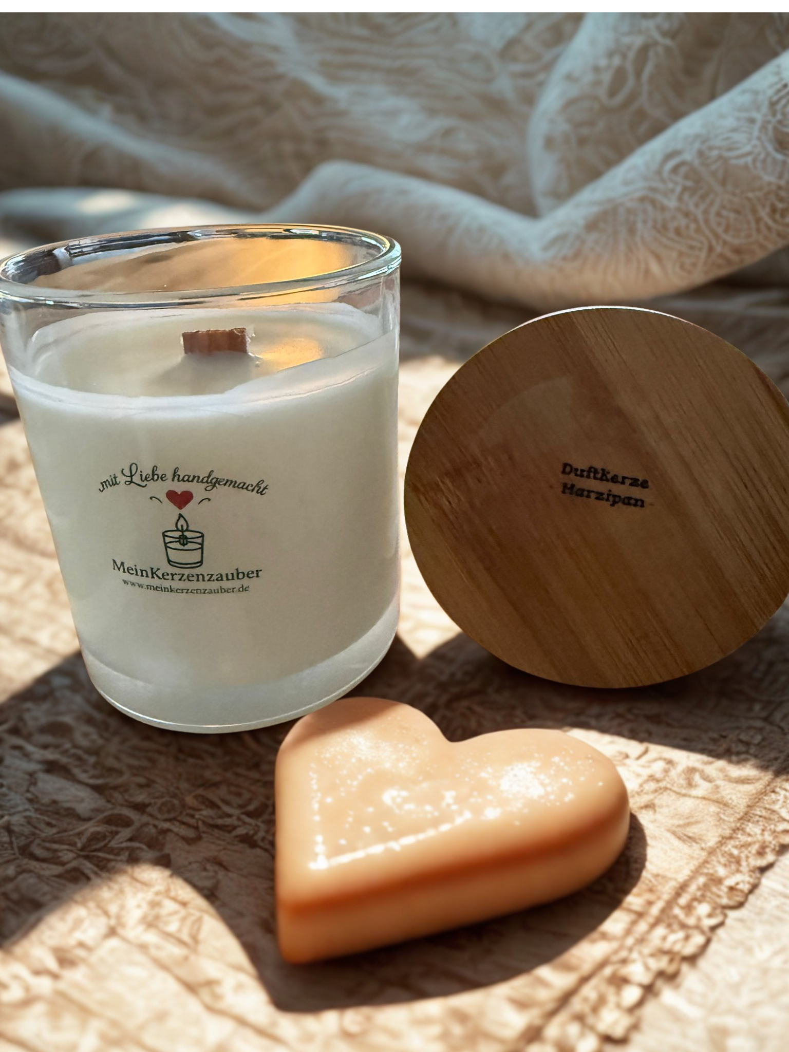 BIO Duftkerze Marzipan 190g mit knisterndem Holzdocht und Bambusdeckel - 40 Stunden Brenndauer