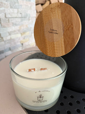 Handgegossene Duftkerze gefüllt mit Sojawachs & Vanille & Toffee-Duft im Glas von MeinKerzenzauber mit Etikett und Holzdeckel