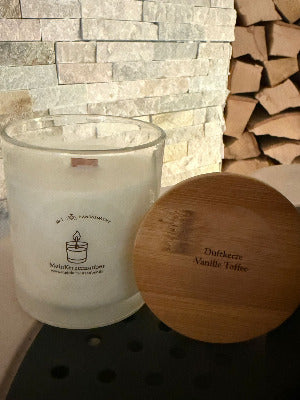 Handgegossene Duftkerze gefüllt mit Sojawachs & Vanille & Toffee-Duft im Glas von MeinKerzenzauber mit Etikett und Holzdeckel