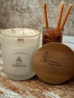 BIO Duftkerze Vanille & Toffee Mittel 190g mit knisterndem Holzdocht und Bambusdeckel - 40 Stunden Brenndauer