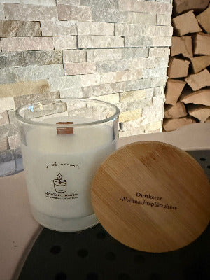 Handgegossene Duftkerze gefüllt mit Sojawachs & Weihnachtsplaetzchen-Duft im Glas von MeinKerzenzauber mit Etikett und Holzdeckel
