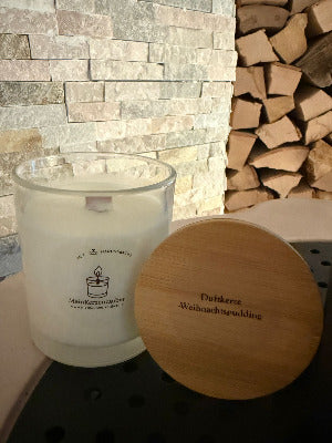 Handgegossene Duftkerze gefüllt mit Sojawachs & Weihnachtspudding-Duft im Glas von MeinKerzenzauber mit Etikett und Holzdeckel