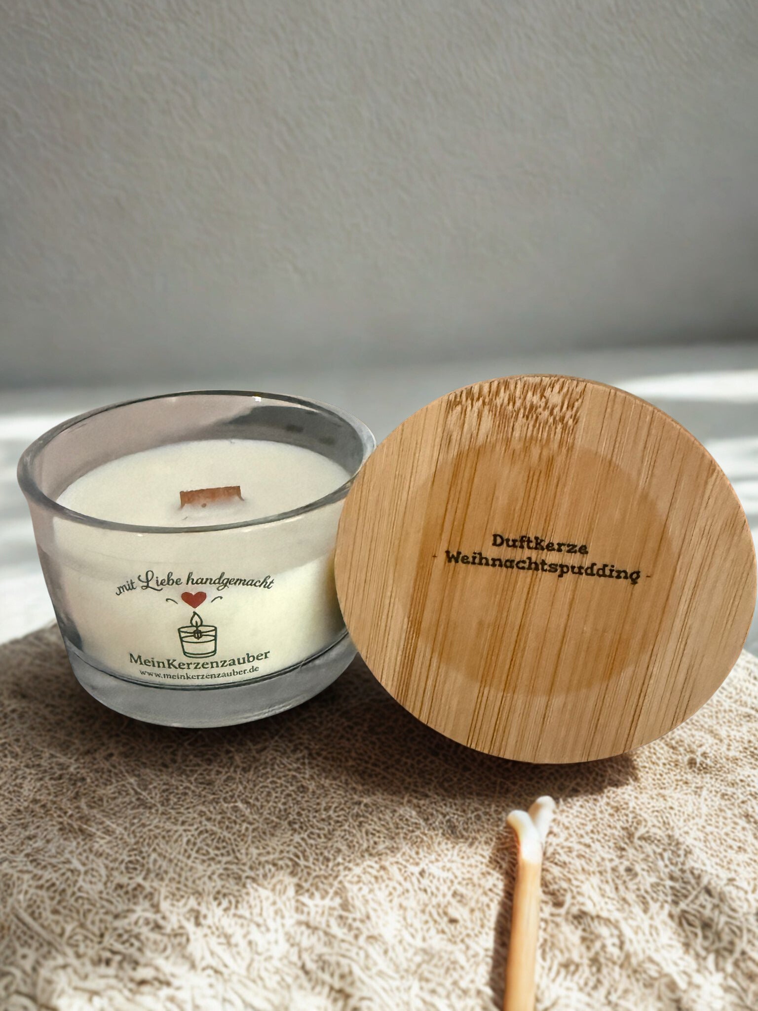 BIO Duftkerze Weihnachtspudding Klein 75g mit knisterndem Holzdocht und Bambusdeckel - 15 Stunden Brenndauer